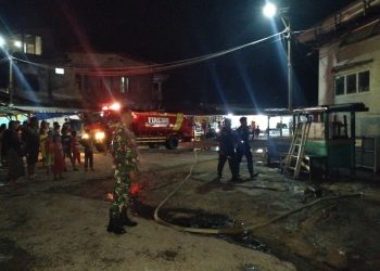 Personel Koramil 410-03/TBU Bersama Tim Pemadam Bejibaku Atasi Kebakaran
