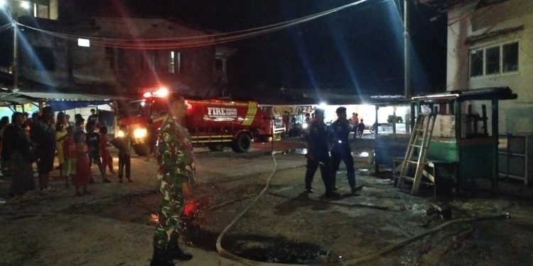 Personel Koramil 410-03/TBU Bersama Tim Pemadam Bejibaku Atasi Kebakaran