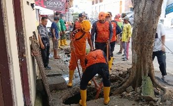 Hari Libur, Tim Gabungan Pemkot Bandar Lampung Bersihkan Drainase