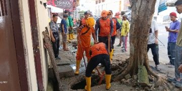 Hari Libur, Tim Gabungan Pemkot Bandar Lampung Bersihkan Drainase