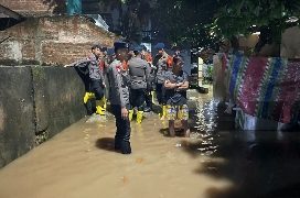 Hujan Deras Sebabkan Banjir dibeberapa lokasi, Tim SAR Brimob Lampung Sigap Bantu Warga Terdampak Banjir