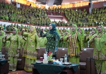 Wagub Jihan Bersama Ketum Muslimat NU Hadiri Harlah ke-80