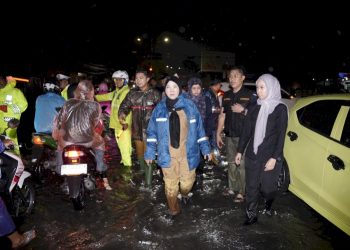 Wali Kota Eva Pastikan Warga Terdampak Banjir Tertangani