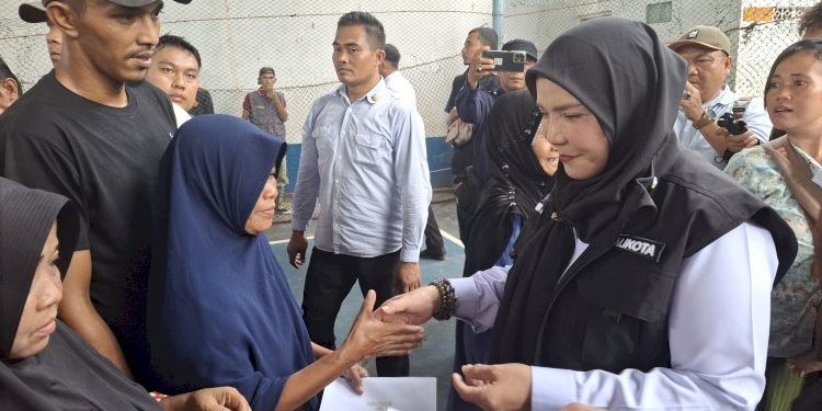 Walikota Bandar Lampung Kucurkan Rp5 Miliar, Korban Banjir Dapat Beras dan Uang Tunai