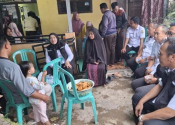 Takziah ke Rumah Korban, Eva Dwiana Sampaikan Duka Banjir Bumi Waras