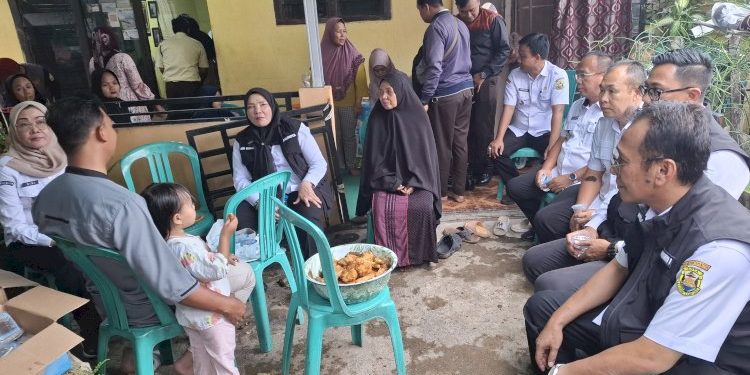 Takziah ke Rumah Korban, Eva Dwiana Sampaikan Duka Banjir Bumi Waras