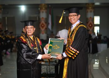 Asisten I Pemprov Lampung Raih Disertasi Terbaik Wisuda Periode I UIN RIL 2026